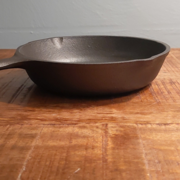 Vintage Unmarked BSR Cast Iron Skillet, #3 - Picture 7 of 12